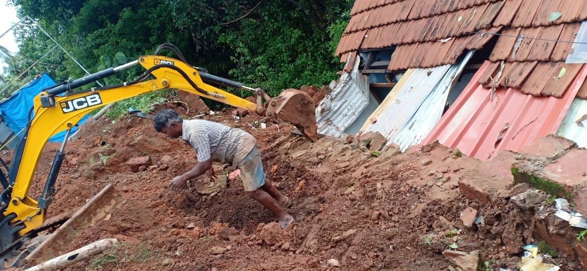 ಕರಾವಳಿಯಲ್ಲಿ ವರುಣನ ಆರ್ಭಟ: ಆಕಾಶಭವನ ಬಳಿ ಗೋಡೆ ಕುಸಿತ