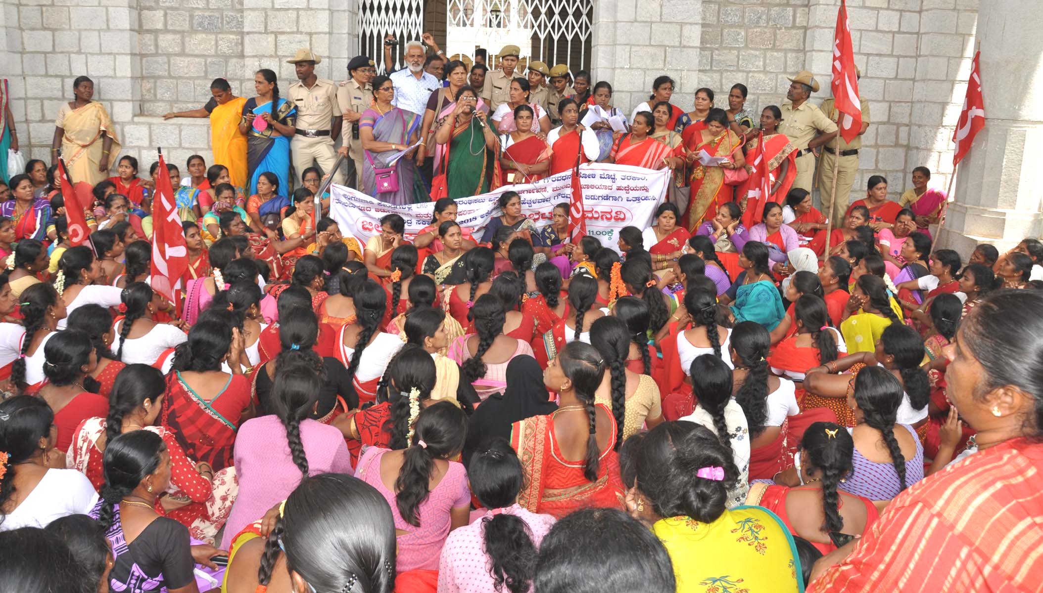 ವಿವಿಧ ಬೇಡಿಕೆಗಳ ಈಡೇರಿಕೆಗೆ ಒತ್ತಾಯ: ಮಂಡ್ಯದಲ್ಲಿ ಅಂಗನವಾಡಿ ನೌಕರರ ಧರಣಿ