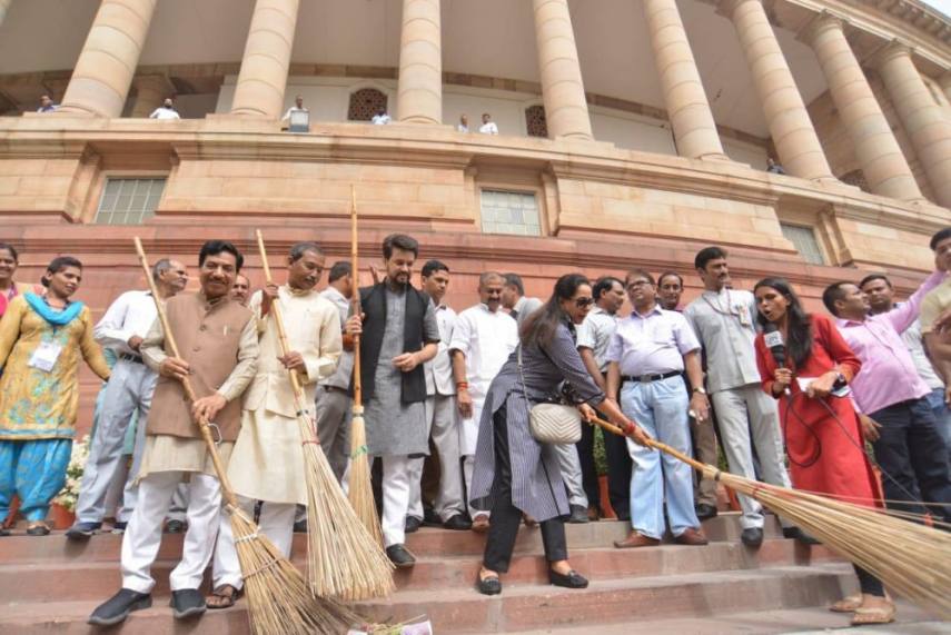 ಸ್ವಚ್ಛ ಭಾರತ್ ಅಭಿಯಾನ: ಸಂಸತ್ತಿನ ಆವರಣದಲ್ಲಿ ಕಸ ಗುಡಿಸಿದ ಬಿಜೆಪಿ ಸಂಸದರಿಗೆ ಟ್ವಿಟರಿಗರ ಛೀಮಾರಿ