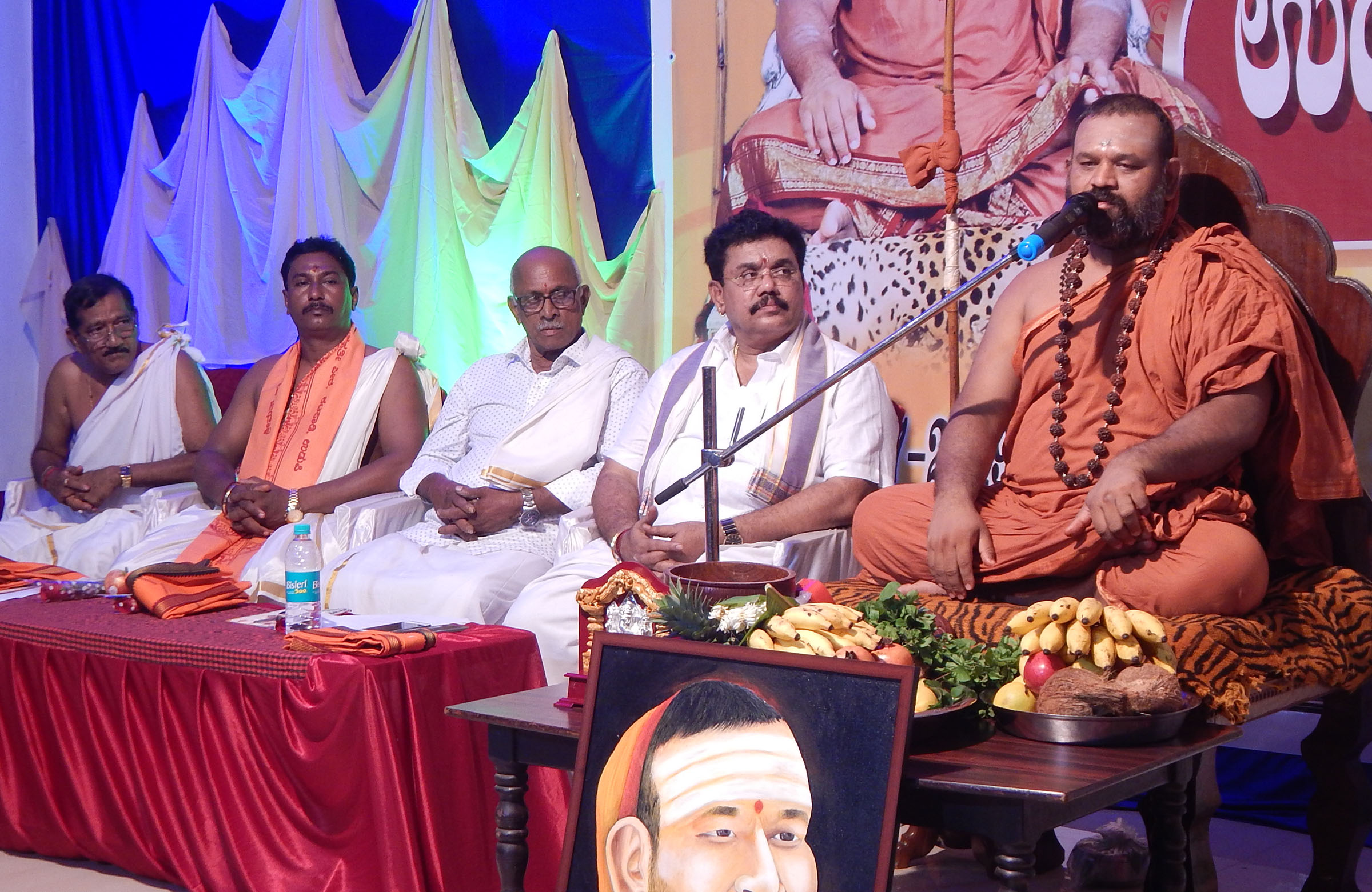 ಸಮಾಜದ ಎಲ್ಲಾ ವರ್ಗಕ್ಕೂ ಸಮಾನ ಸೇವೆ ದೊರೆಯಲಿ: ಆನೆಗುಂದಿ ಶ್ರೀ