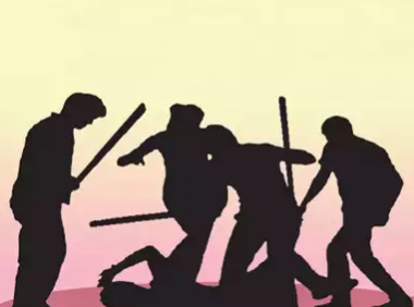 ಪೊಲೀಸ್ ಠಾಣೆಗೆ ಗುಂಪು ದಾಳಿ: ಐವರು ಪೊಲೀಸರಿಗೆ ಗಾಯ