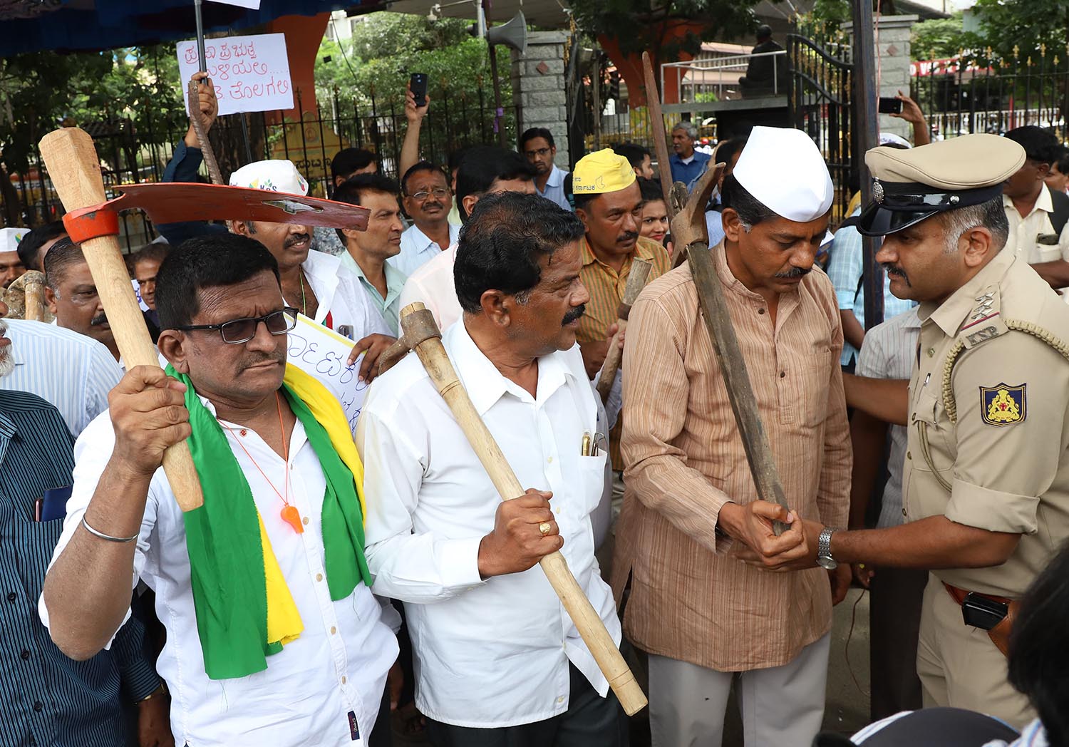 ಶಾಸಕರ ರಾಜೀನಾಮೆ ಖಂಡಿಸಿ ವಿಧಾನಸೌಧ ಮುತ್ತಿಗೆ