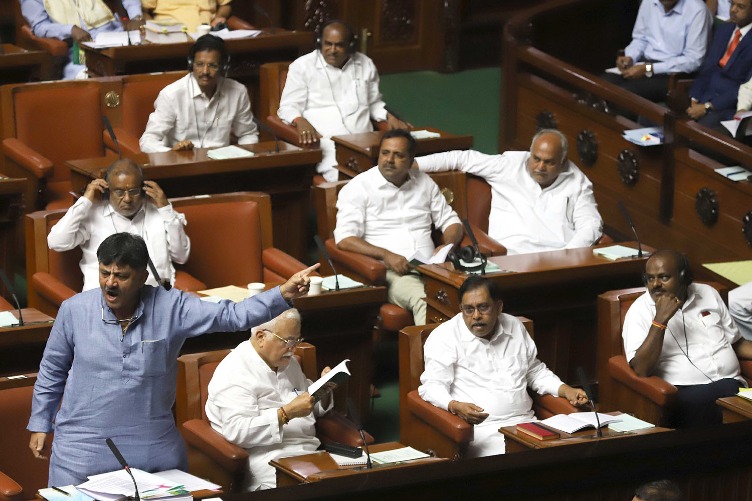 ಬಿಜೆಪಿಯಿಂದ ಶಾಸಕ ಶ್ರೀಮಂತ ಪಾಟೀಲ್ ಅಪಹರಣ ಆರೋಪ: ಕಾಂಗ್ರೆಸ್-ಜೆಡಿಎಸ್ ಸದಸ್ಯರಿಂದ ಗದ್ದಲ