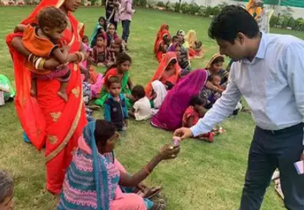 ಅನೀಮಿಯಾದಿಂದ ಬಳಲುತ್ತಿದ್ದ ಮಕ್ಕಳನ್ನು ತನ್ನ ಮನೆಗೆ ಕರೆದೊಯ್ದ ಜಿಲ್ಲಾಧಿಕಾರಿ