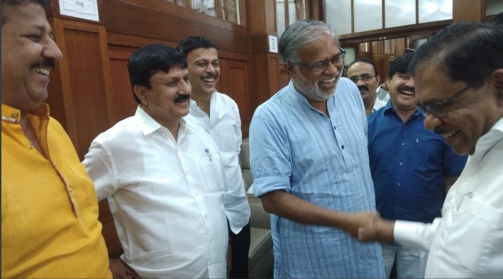 ವಿಧಾನಸೌಧದಲ್ಲಿ ಅಹೋರಾತ್ರಿ ಧರಣಿ ನಡೆಸಿದ ಬಿಜೆಪಿ ಶಾಸಕರಿಗೆ ಊಟ ಏರ್ಪಾಡು ಮಾಡಿದ್ದು ಪರಮೇಶ್ವರ್!