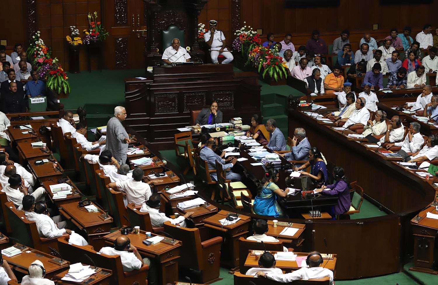 ಬಿಎಸ್‌ವೈಗೆ 15 ದಿನ, ಎಚ್‌ಡಿಕೆಗೆ 15 ಗಂಟೆ ಕಾಲಾವಕಾಶ, ಇದು ರಾಜಭವನ ಕಚೇರಿಯ ದುರ್ಬಳಕೆಯಲ್ಲವೇ?