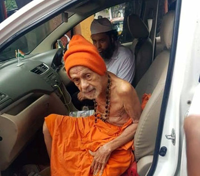 ಭಾರೀ ಮಳೆ : ಮುಂಬೈಯಲ್ಲಿ ಪೇಜಾವರ ಸ್ವಾಮೀಜಿಗೆ ನೆರವಾದ ಟ್ಯಾಕ್ಸಿ ಚಾಲಕ ಶರ್ಫುದ್ದೀನ್