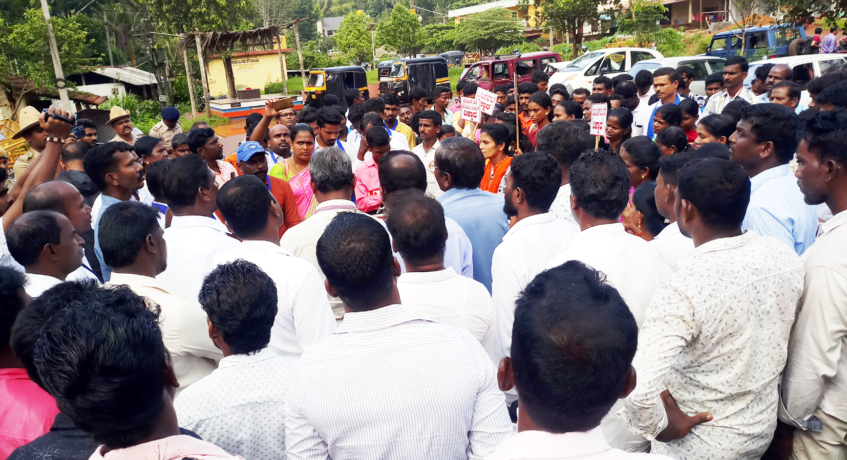 ಅಪ್ರಾಪ್ತೆಗೆ ಪೊಲೀಸರಿಂದ ದೌರ್ಜನ್ಯ ಆರೋಪ: ಸಂಪ್ಯ ಠಾಣೆಯ ಮುಂಭಾಗದಲ್ಲಿ ಪ್ರತಿಭಟನೆ, ರಸ್ತೆ ತಡೆ