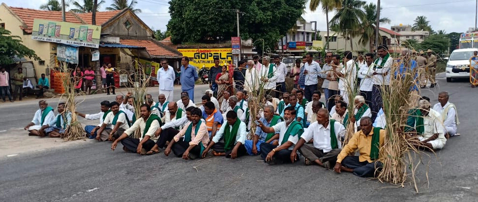 ನಾಲೆಗೆ ನೀರು ಬಿಡುಗಡೆಗೆ ಒತ್ತಾಯಿಸಿ ಹೆದ್ದಾರಿ ತಡೆ