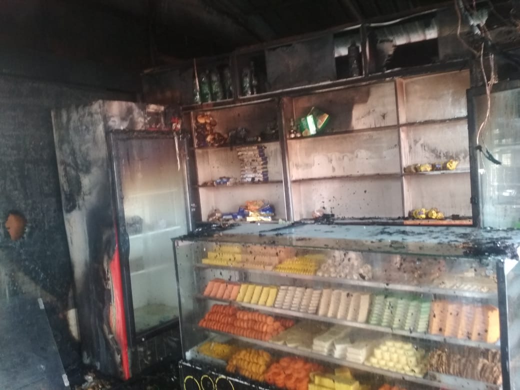 ವಿದ್ಯುತ್ ಶಾರ್ಟ್ ಸರ್ಕ್ಯೂಟ್‍ನಿಂದ ಬೆಂಕಿ: ಬೇಕರಿ ಭಸ್ಮ