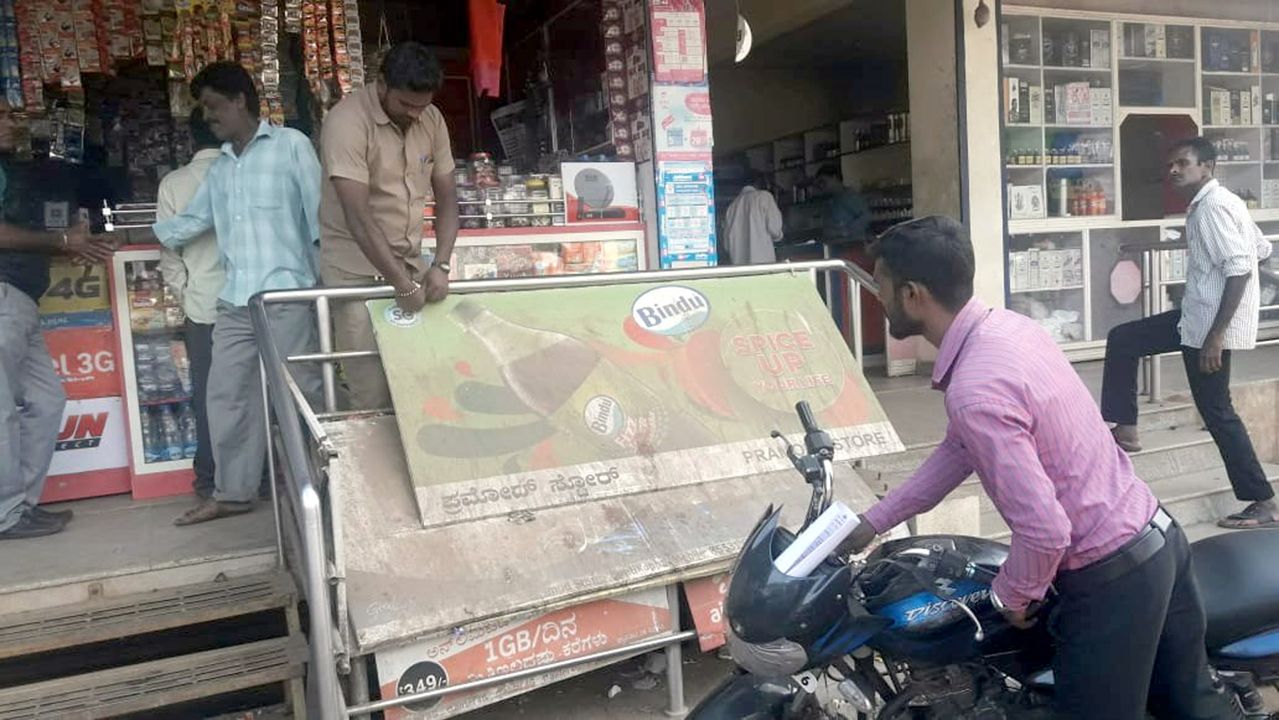 ರಸ್ತೆ ಬದಿ, ಅಂಗಡಿ ಮಳಿಗೆಗಳೆದುರು ರಾರಾಜಿಸುತ್ತಿದ್ದ ಕನ್ನಡೇತರ ನಾಮಫಲಕಗಳಿಗೆ ಗೇಟ್‍ಪಾಸ್ !