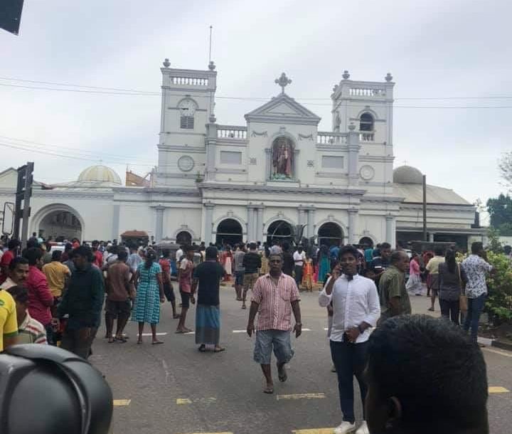 ಲಂಕಾ ಸರಣಿ ಬಾಂಬ್ ಸ್ಫೋಟ: ಪೊಲೀಸ್ ಮುಖ್ಯಸ್ಥ, ಮಾಜಿ ರಕ್ಷಣಾ ಕಾರ್ಯದರ್ಶಿ ಬಂಧನ