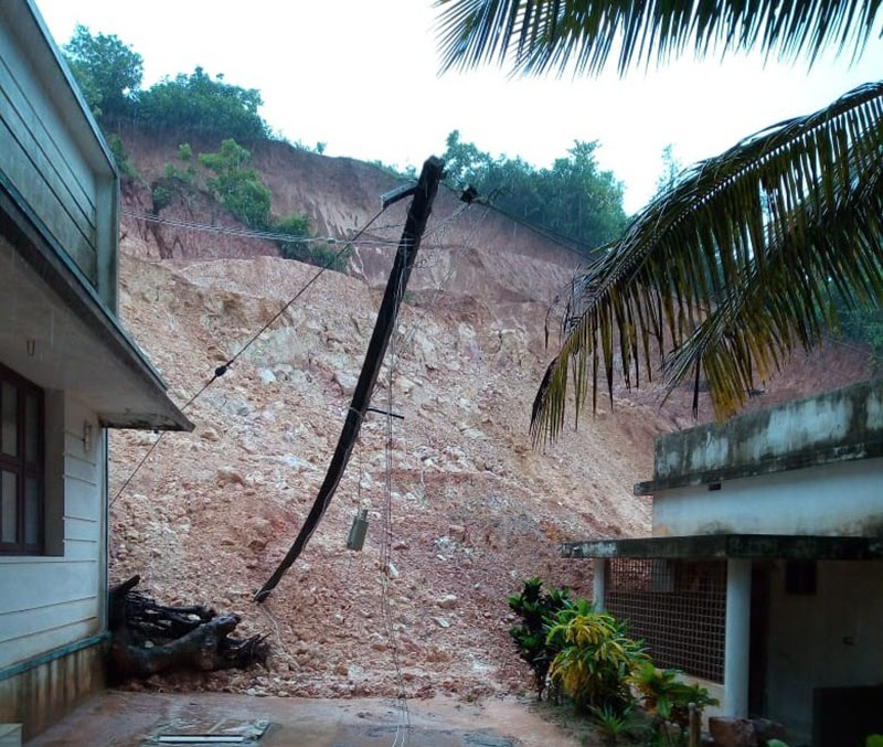 ಅಂಬ್ಲಮೊಗರು: ಗುಡ್ಡ ಕುಸಿದು ಎರಡು ಮನೆಗಳಿಗೆ ಹಾನಿ