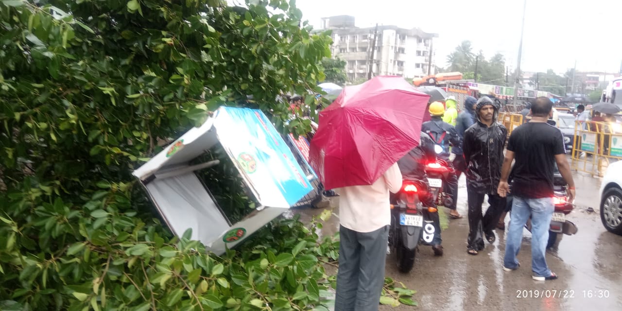 ವರುಣನ ಆರ್ಭಟಕ್ಕೆ ತತ್ತರಿಸಿದ ಕರಾವಳಿ: ಜನಜೀವನ, ವಾಹನಗಳ ಸಂಚಾರ ಅಸ್ತವ್ಯಸ್ತ