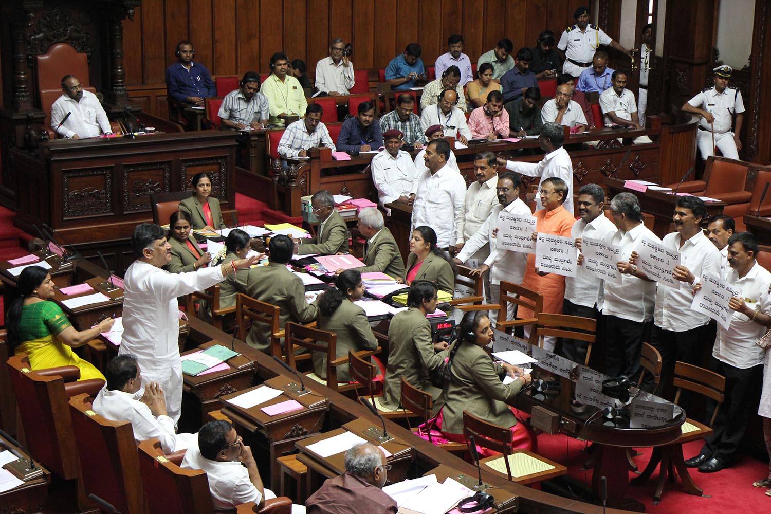 ವಿಧಾನಪರಿಷತ್‌ ನಲ್ಲಿ ನಿಲ್ಲದ ಗದ್ದಲ, ವಾಗ್ವಾದ: ಸಿಎಂ ರಾಜೀನಾಮೆಗೆ ಆಗ್ರಹ