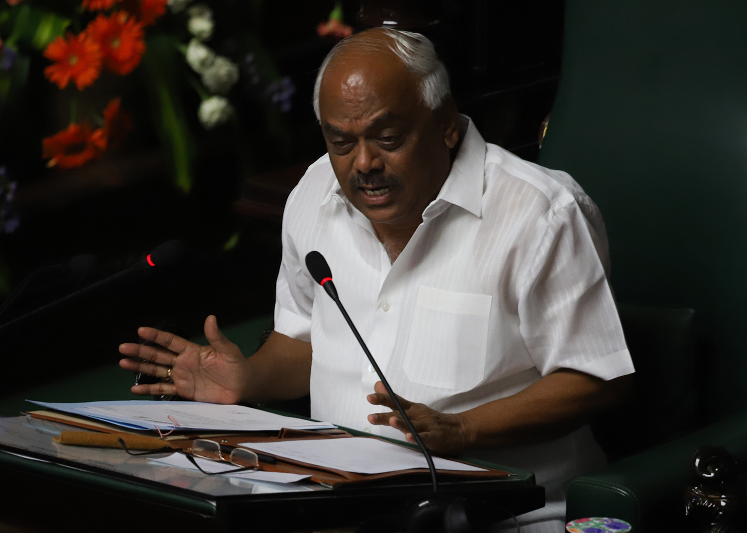 ರಾಜೀನಾಮೆ ನೀಡಿದ ಶಾಸಕರಿಗೆ ಝೀರೋ ಟ್ರಾಫಿಕ್ ವ್ಯವಸ್ಥೆ: ಗೃಹ ಸಚಿವ ಪಾಟೀಲ್ ವಿರುದ್ಧ ಸ್ಪೀಕರ್ ಆಕ್ರೋಶ