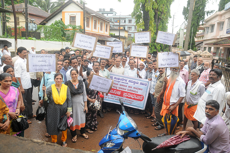 ಕಸ ಸಂಗ್ರಹಣೆಗೆ ಮುಂಗಡ ಶುಲ್ಕ ಸಂಗ್ರಹಕ್ಕೆ ವಿರೋಧ: ಸಮಾನ ಮನಸ್ಕ ಸಂಘಟನೆಯಿಂದ ಪ್ರತಿಭಟನೆ