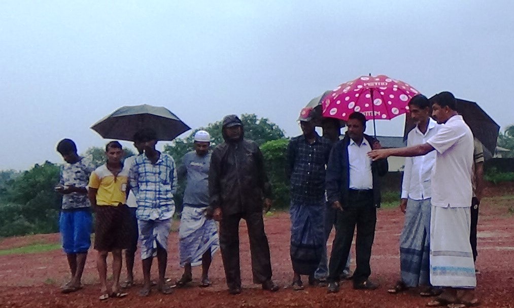 ಭಟ್ಕಳ: ಗುಡ್ಡ ಕುಸಿಯುವ ಭೀತಿಯಲ್ಲಿ ಪುರವರ್ಗದ ಜನತೆ; ಅಧಿಕಾರಿಗಳಿಂದ ಪರಿಶೀಲನೆ