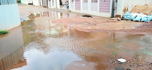 ವಾಸ್ ಲೇನ್: ರಸ್ತೆಯಲ್ಲಿ ಶೇಖರಗೊಳ್ಳುತ್ತಿದೆ ಕೊಳಚೆ ನೀರು; ಸ್ಥಳೀಯರಲ್ಲಿ ರೋಗ ಭೀತಿ