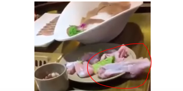 ತೆವಳುತ್ತಾ ಗ್ರಾಹಕನ ತಟ್ಟೆಯಿಂದ ‘ಜಿಗಿದ’ ಹಸಿ ಮಾಂಸದ ತುಂಡು!