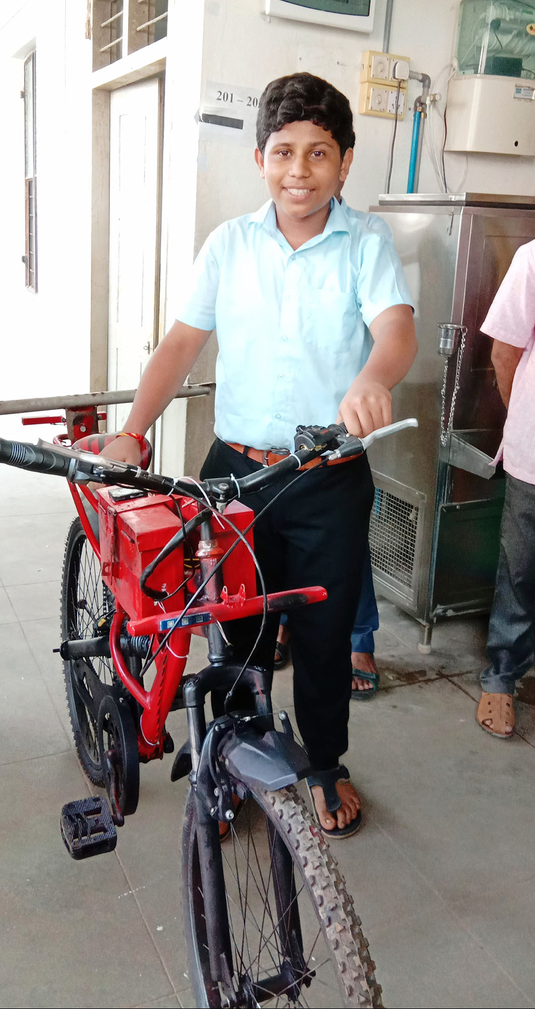 ಸೌರಶಕ್ತಿ ಚಾಲಿತ ಸೈಕಲ್ ಮಾದರಿ ತಯಾರಿಸಿದ ಕುಂದಾಪುರದ ಶ್ರೀಶ