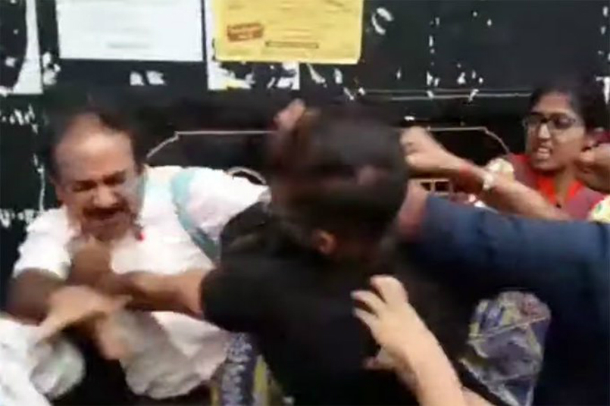 ಟಿಎಂಸಿ ಬೆಂಬಲಿಗರಿಂದ ಅಧ್ಯಾಪಕರಿಗೆ ಥಳಿತ