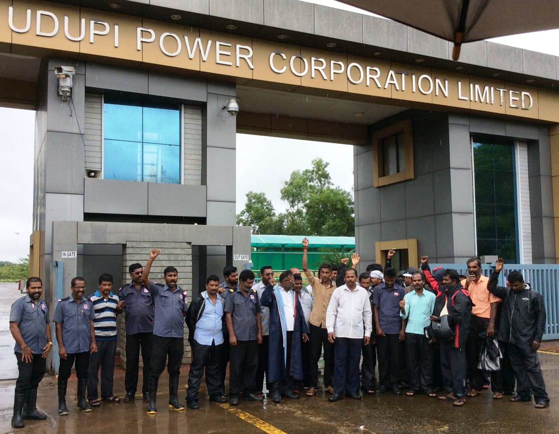 ಯುಪಿಸಿಎಲ್: ಬೇಡಿಕೆ ಈಡೇರಿಕೆಗೆ ಒತ್ತಾಯಿಸಿ ಭದ್ರತಾ ಸಿಬ್ಬಂದಿಗಳ ಪ್ರತಿಭಟನೆ