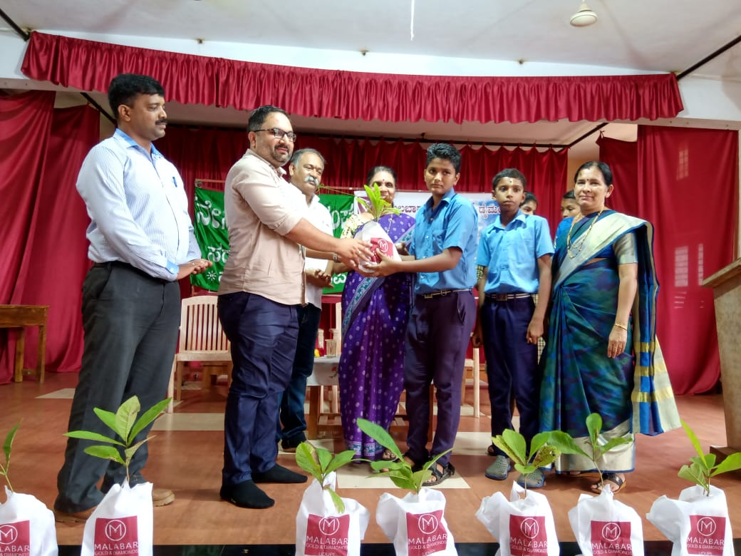 ಮಲಬಾರ್ ಗೋಲ್ಡ್ ಅಂಡ್ ಡೈಮಂಡ್ಸ್: ಕಾರ್ಗಿಲ್ ನೆನಪಿಗಾಗಿ ಗಿಡ ವಿತರಣೆ, ನೆಡುವ ಕಾರ್ಯಕ್ರಮ