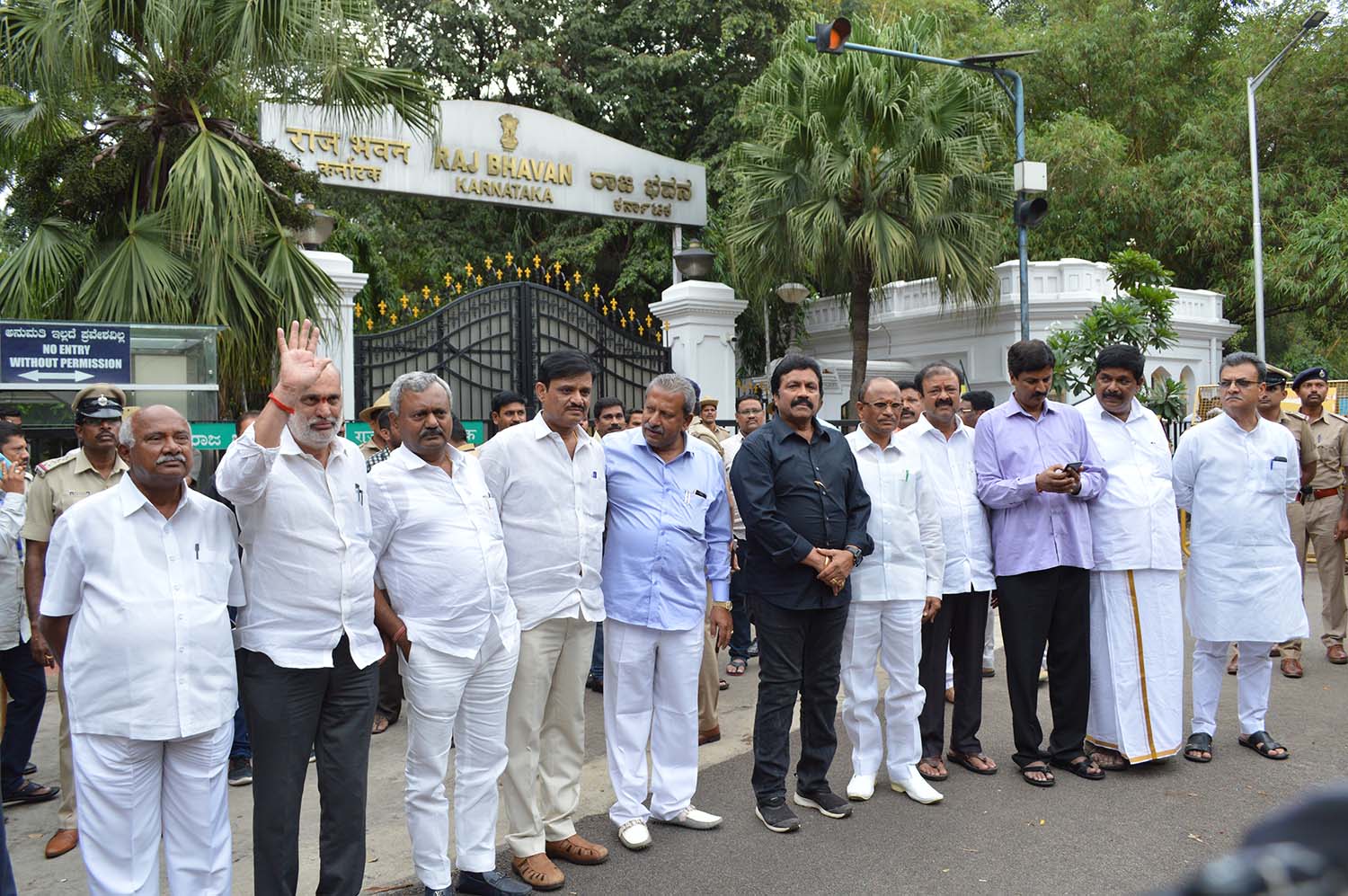 ಕಾಂಗ್ರೆಸ್ ನಾಯಕರನ್ನು ನಮ್ಮ ಪೈಕಿ ಯಾರೊಬ್ಬರೂ ಸಂಪರ್ಕಿಸಿಲ್ಲ: ಅತೃಪ್ತ ಶಾಸಕರ ಸ್ಪಷ್ಟನೆ