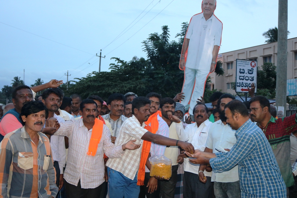 ಯಡಿಯೂರಪ್ಪ ನಾಲ್ಕನೇ ಬಾರಿಗೆ ಸಿಎಂ: ಪಾಂಡವಪುರದಲ್ಲಿ ಸಂಭ್ರಮಾಚರಣೆ