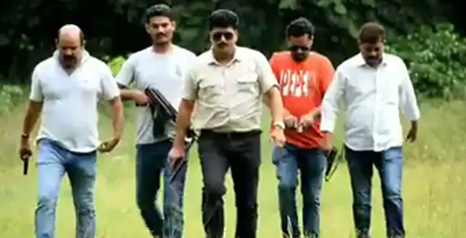 ಫೇಸ್ ಬುಕ್ ವೀಡಿಯೊದ ಅಣಕು ಎನ್‌ಕೌಂಟರ್‌ನಲ್ಲಿ ಗನ್‌ಗಳನ್ನು ಝಳಪಿಸಿದ್ದ ಉ.ಪ್ರ.ಪೊಲೀಸರ ಎತ್ತಂಗಡಿ