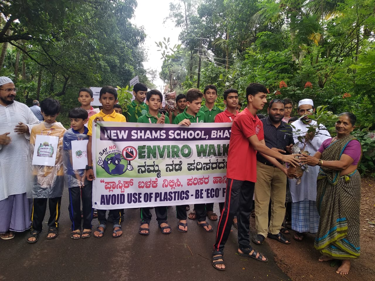ಭಟ್ಕಳ: ನ್ಯೂ ಶಮ್ಸ್ ಶಾಲಾ ವಿದ್ಯಾರ್ಥಿಗಳಿಂದ ‘ಎನ್ವಿರೋ ವಾಕ್’ ಪರಿಸರ ನಡಿಗೆ
