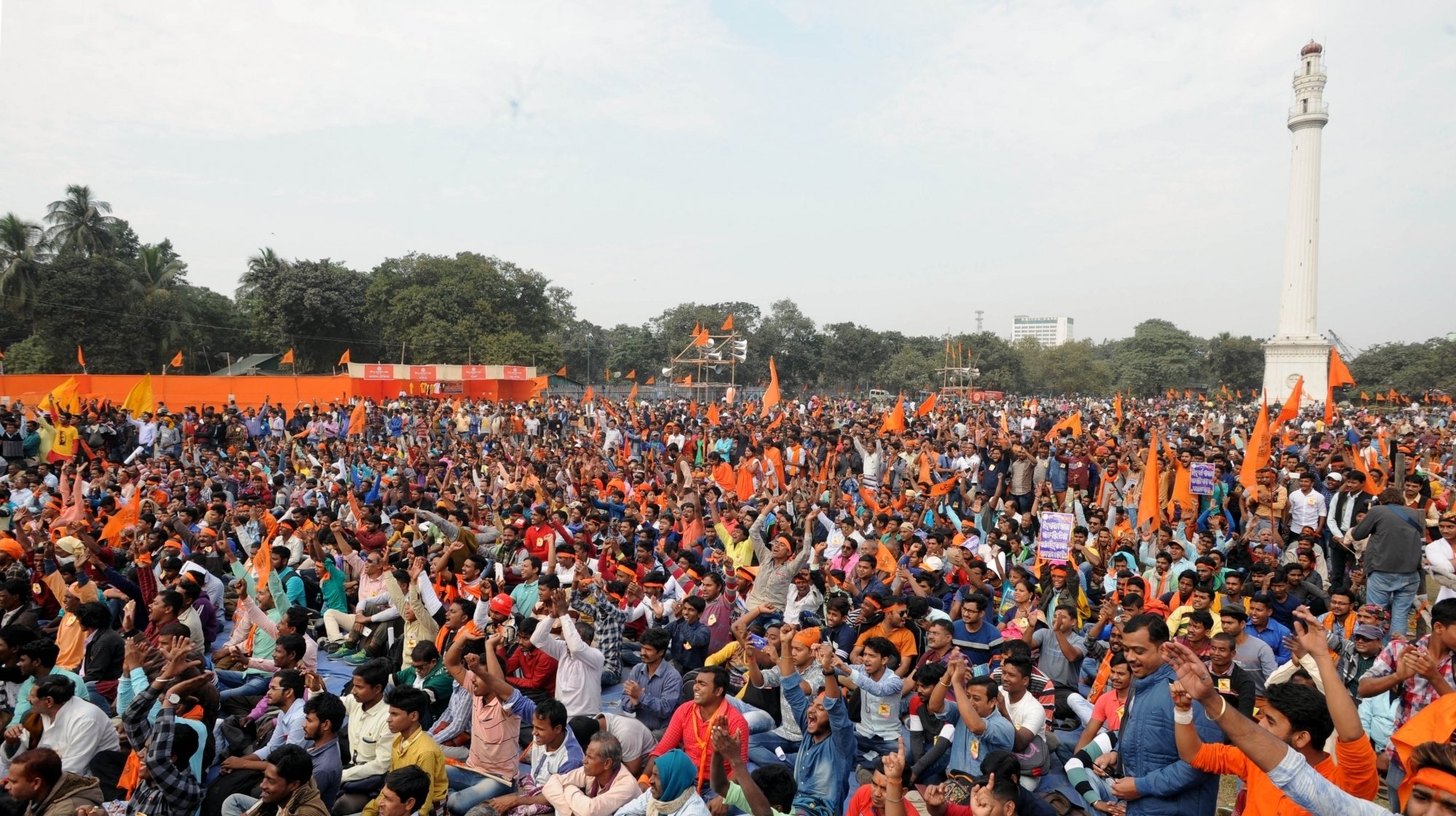 ಅಲಿಗಡ:ಜಿಲ್ಲಾಧಿಕಾರಿಗಳು ರಸ್ತೆಯಲ್ಲಿ ಹನುಮಾನ್ ಚಾಲೀಸಾ ಪಠಿಸುವಂತೆ ಮಾಡುವುದಾಗಿ ಸಂಘ ಪರಿವಾರದ ಬೆದರಿಕೆ