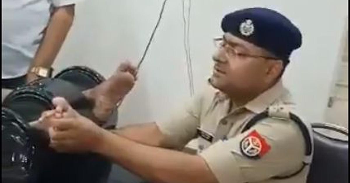 ಕನ್ವರಿಯಾ ಪಾದವನ್ನು ಮಸಾಜ್ ಮಾಡಿದ ಉತ್ತರ ಪ್ರದೇಶದ ಪೊಲೀಸ್ ಅಧಿಕಾರಿ