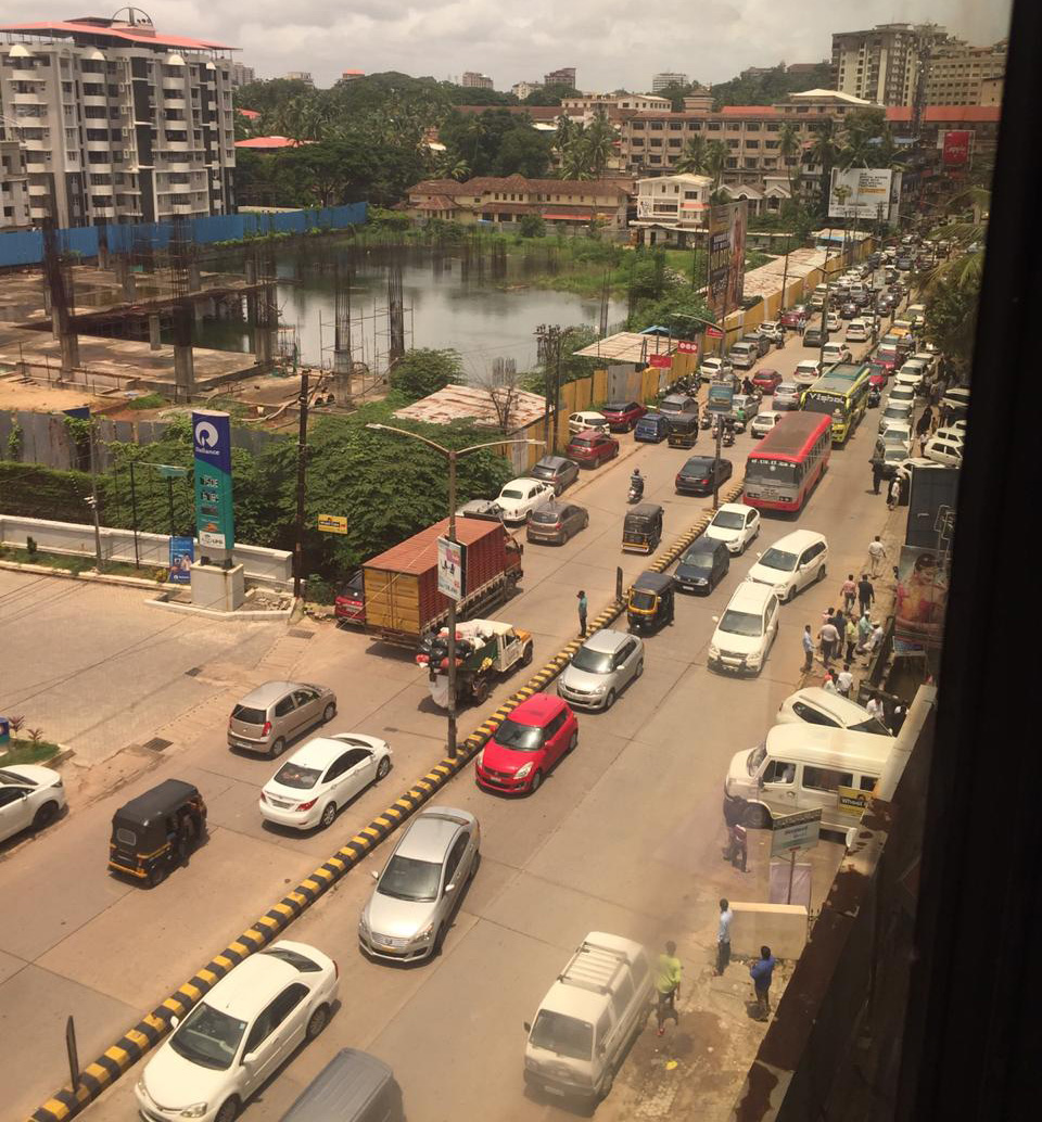 ಪಾದಚಾರಿ ಮಾರ್ಗದಲ್ಲಿ ವಾಹನ ನಿಲುಗಡೆ: ಕೇಸು ದಾಖಲು