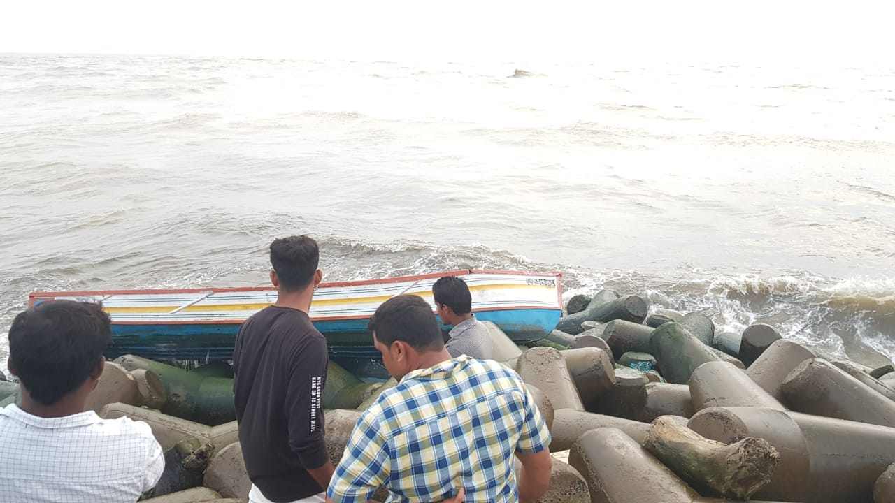 ಬೆಂಗ್ರೆಯಲ್ಲಿ ಸಮುದ್ರಪಾಲಾದ ನಾಡದೋಣಿ: ಮೂವರ ರಕ್ಷಣೆ