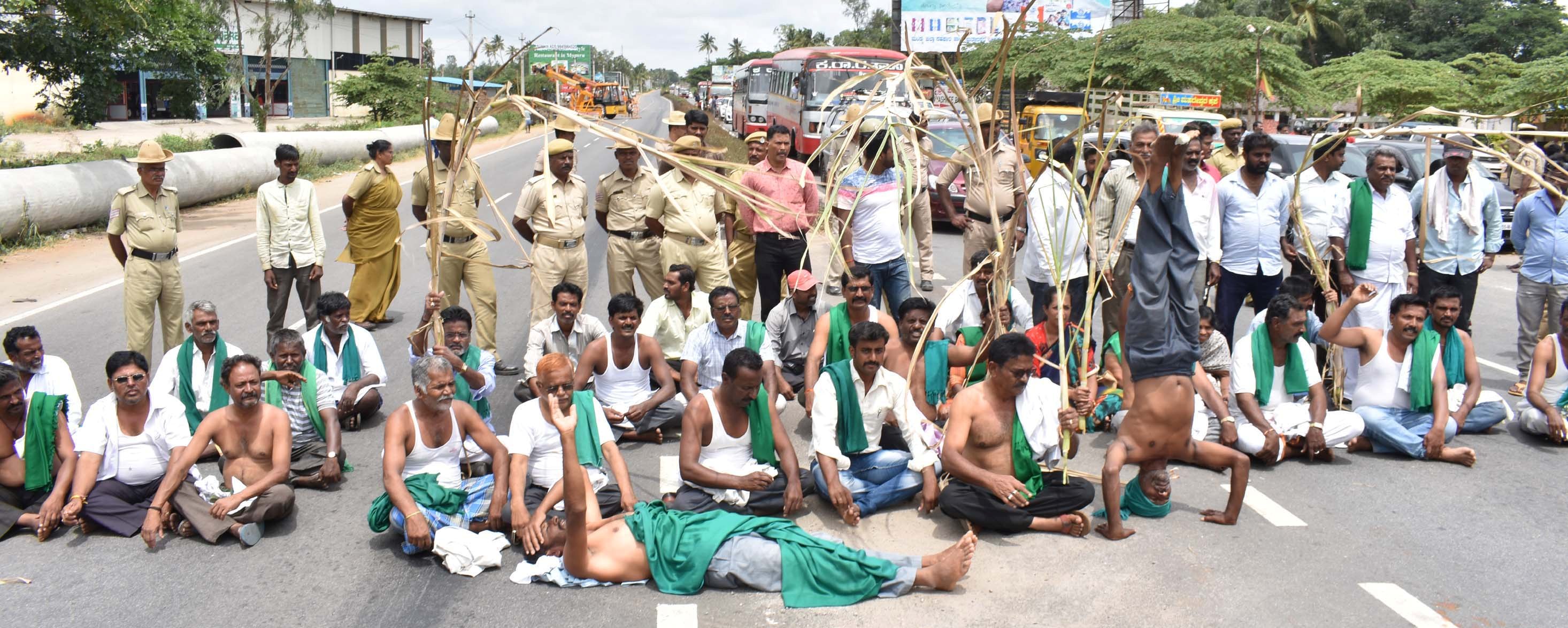 ನೀರಿಗಾಗಿ ಮುಂದುವರೆದ ರೈತರ ರಸ್ತೆ ತಡೆ ಚಳವಳಿ