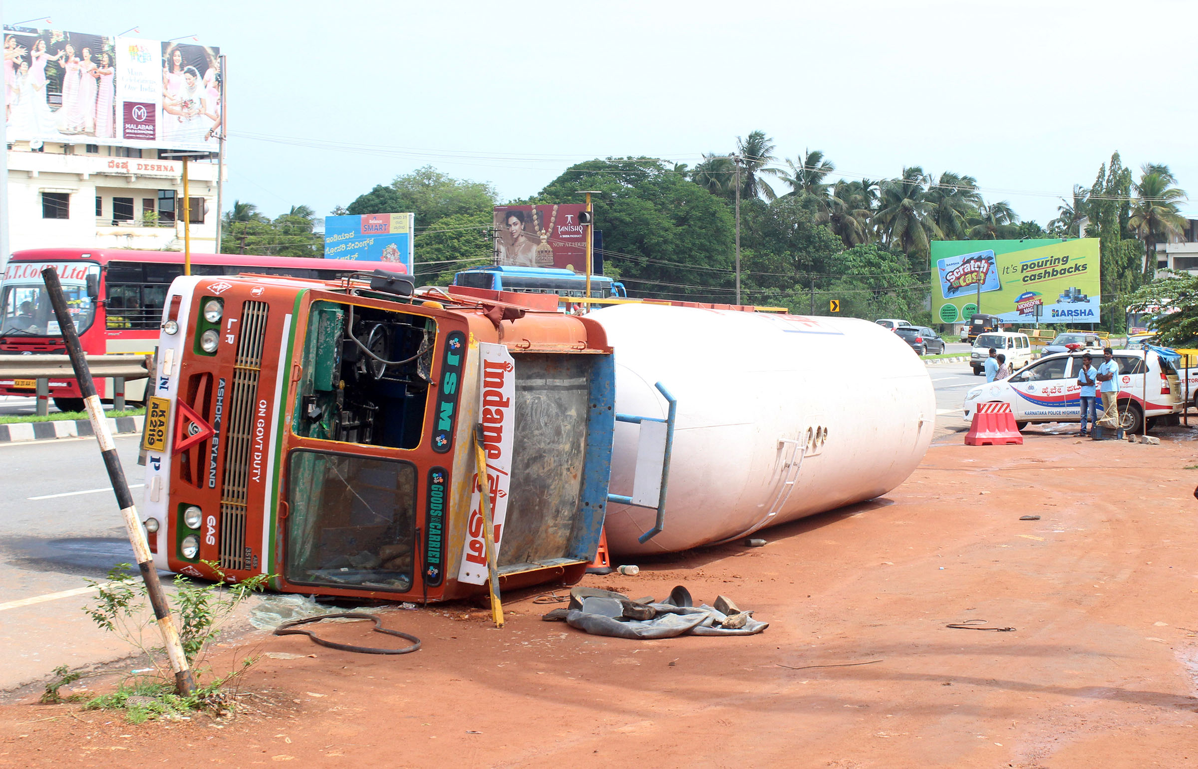 ಉದ್ಯಾವರ ಬಳಿ ಗ್ಯಾಸ್ ತುಂಬಿದ ಬುಲೆಟ್ ಟ್ಯಾಂಕರ್ ಪಲ್ಟಿ