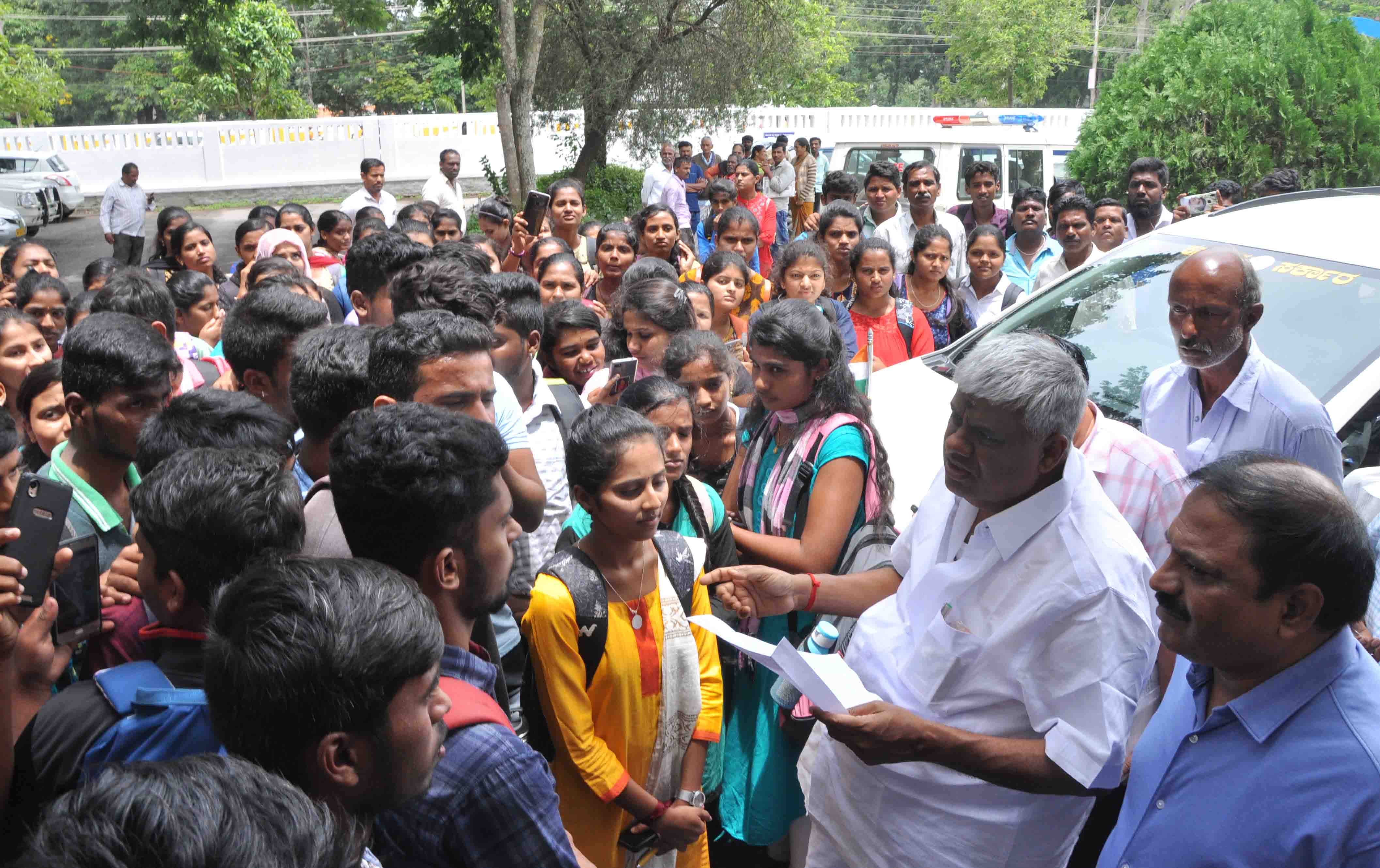 ಹಾಸನ: ಬಸ್ ಪಾಸ್ ನೀಡಲು ಒತ್ತಾಯಿಸಿ ಸಚಿವ ರೇವಣ್ಣ, ಜಿಲ್ಲಾಧಿಕಾರಿಗೆ ವಿದ್ಯಾರ್ಥಿಗಳಿಂದ ಮನವಿ