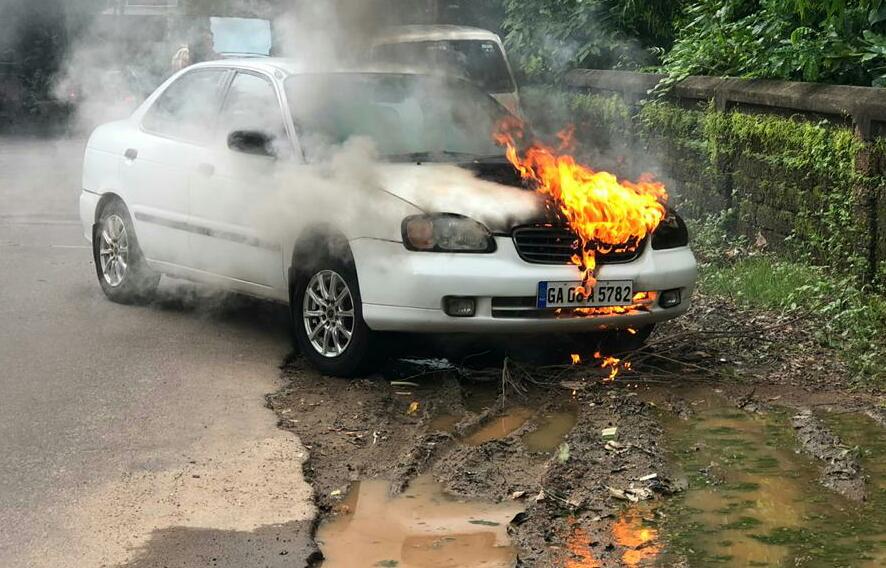 ಮಂಗಳೂರು : ಚಲಿಸುತ್ತಿದ್ದ ಕಾರಿನಲ್ಲಿ ಬೆಂಕಿ ; ಅಪಾಯದಿಂದ ಚಾಲಕ ಪಾರು