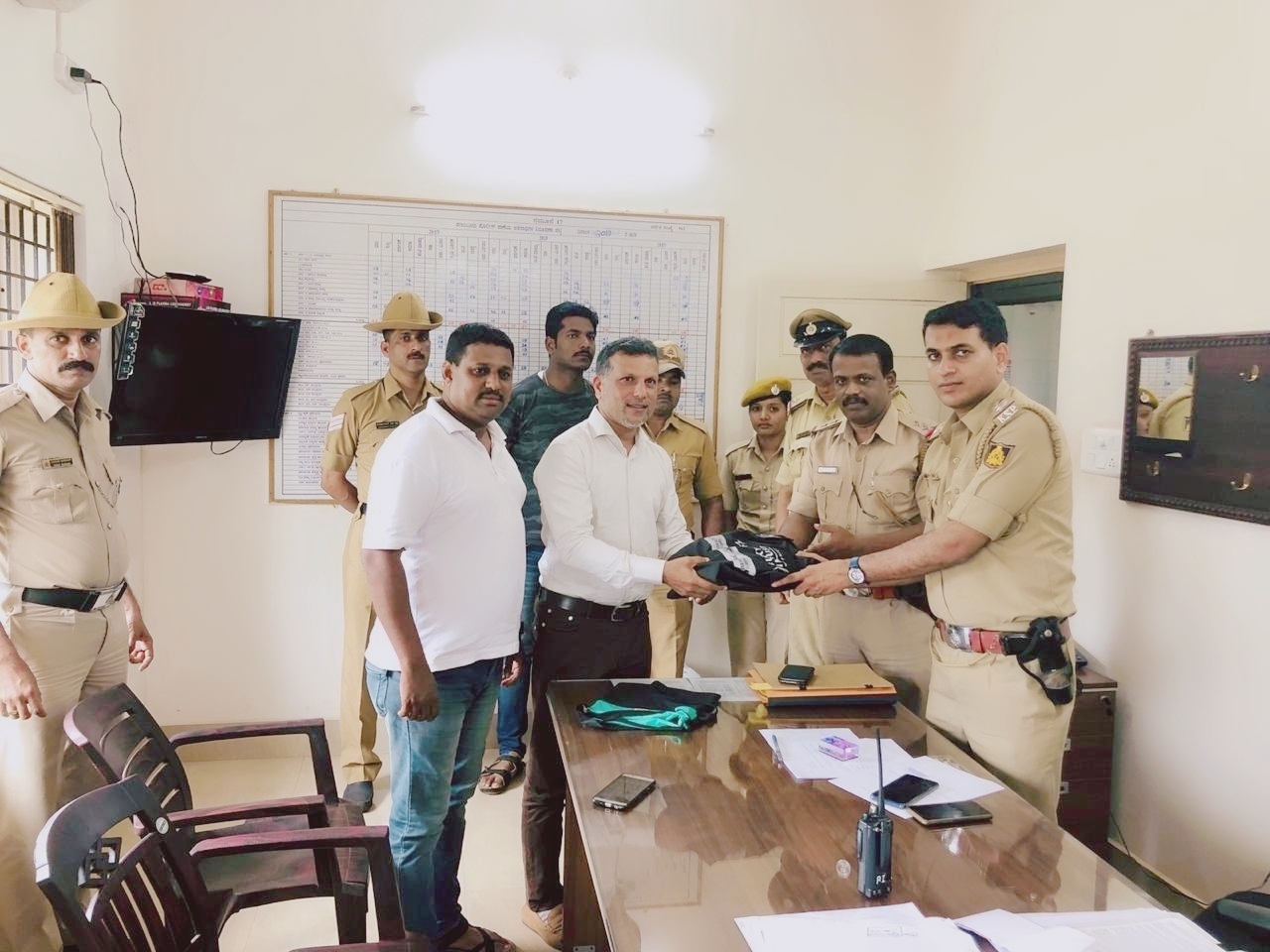 ಪಣಂಬೂರು ಪೊಲೀಸರಿಗೆ ರೈನ್‌ಕೋಟ್ ವಿತರಣೆ