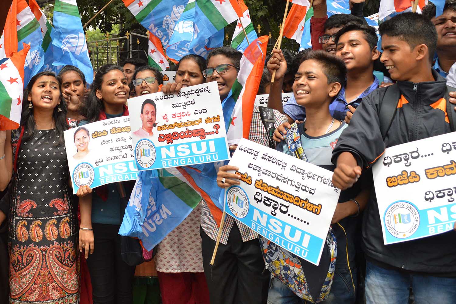 ವಿದ್ಯಾರ್ಥಿನಿಯ ಅತ್ಯಾಚಾರ ಪ್ರಕರಣ: ಆರೋಪಿಗಳಿಗೆ ಗಲ್ಲು ಶಿಕ್ಷೆ ನೀಡಲು ಆಗ್ರಹಿಸಿ ಧರಣಿ