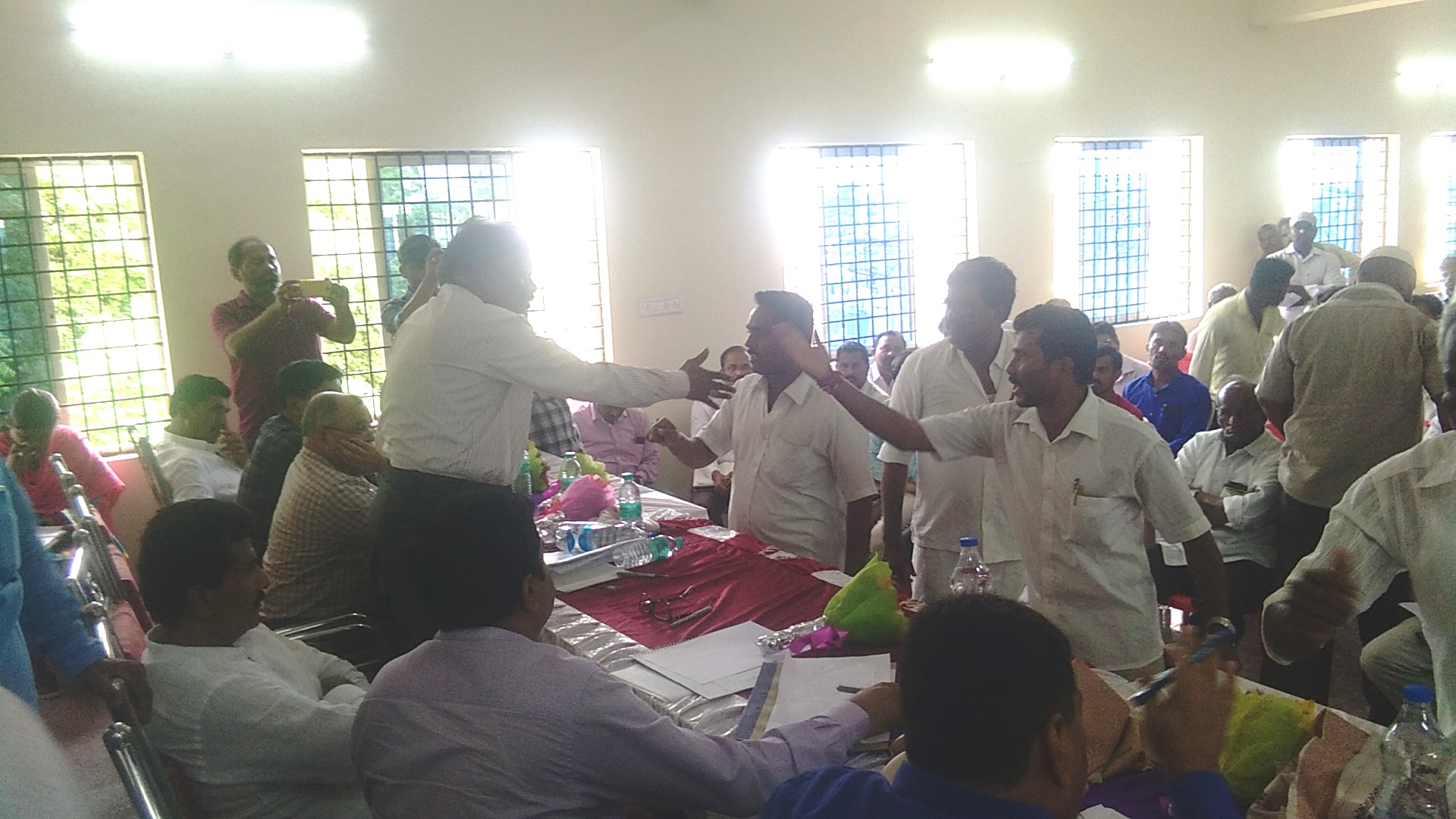 ಶಾಸಕರ ಸಮ್ಮುಖದಲ್ಲೇ ಸೆಸ್ಕ್ ಅಧಿಕಾರಿಗಳಿಗೆ ತರಾಟೆ