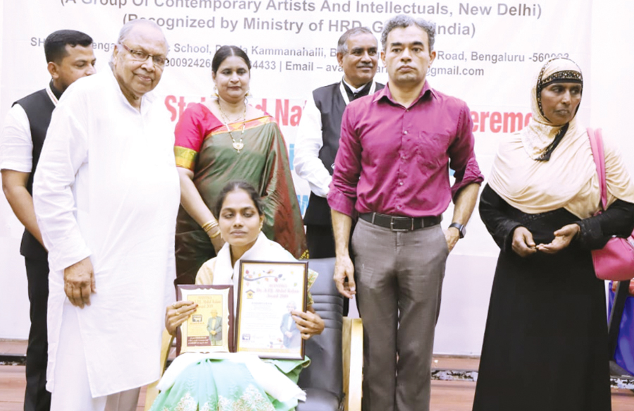 ಅಂಧಕಾರ ತೊಲಗಿಸುವುದನ್ನೇ ವೃತ್ತಿಯನ್ನಾಗಿಸಿದ ಅಂಧ ಶಿಕ್ಷಕಿ ಹರ್ಷಿಯಾ