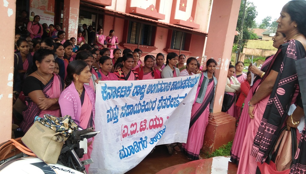 ಮೂಡಿಗೆರೆ: ಅಂಗನವಾಡಿ ಕೇಂದ್ರಗಳಲ್ಲಿ ಎಲ್‍ಕೆಜಿ, ಯುಕೆಜಿ ಪ್ರಾರಂಭಿಸಲು ಒತ್ತಾಯಿಸಿ ಧರಣಿ