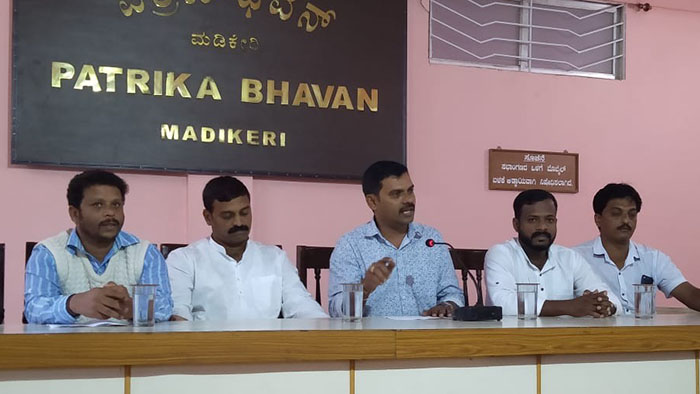 ವೀರಾಜಪೇಟೆಯಲ್ಲಿ ಆಧಾರ್ ಕಾರ್ಡ್, ಪಡಿತರ ಚೀಟಿಗಾಗಿ ಪರದಾಟ: ಹೆಚ್ಚುವರಿ ಕೇಂದ್ರ ಸ್ಥಾಪನೆಗೆ ಆಗ್ರಹ