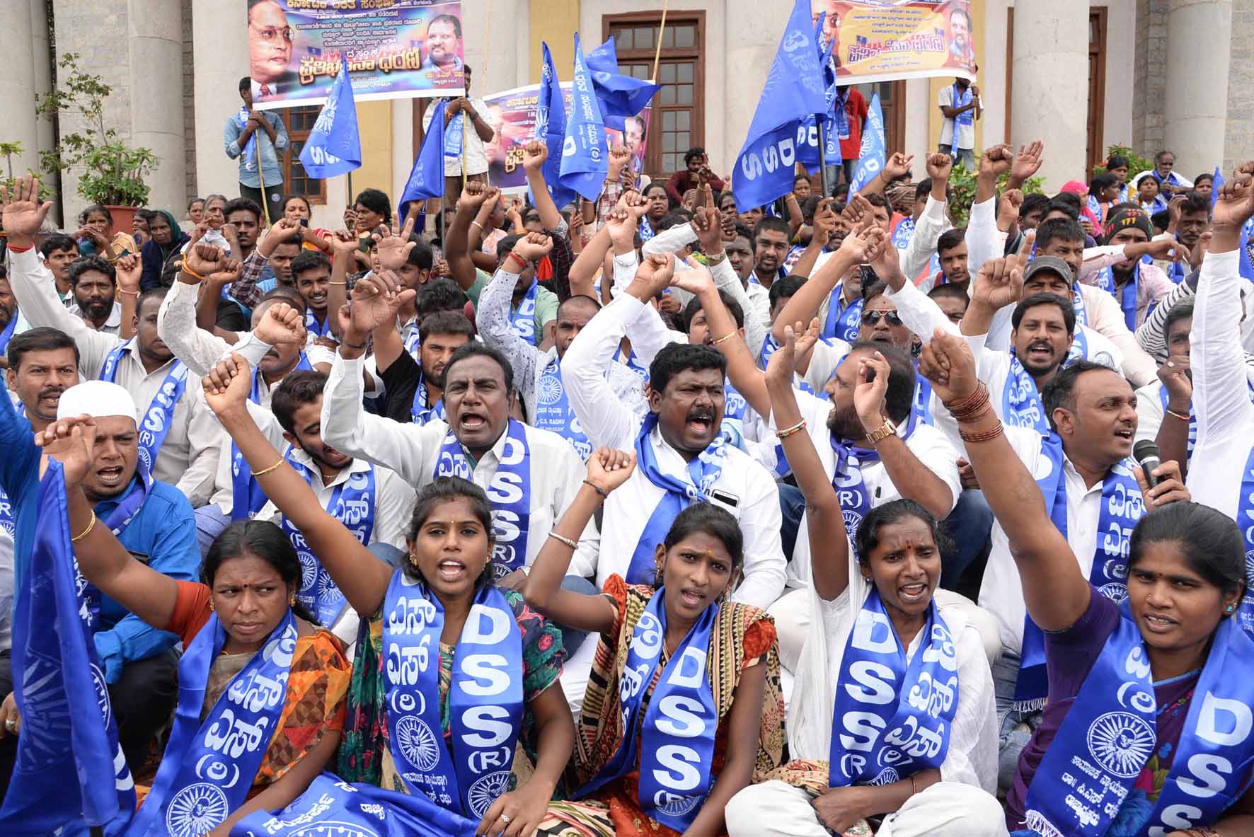 ರೋಷನ್‌ ಬೇಗ್‌ರಿಂದ ಹಣ ವಸೂಲಿ ಮಾಡುವಂತೆ ಆಗ್ರಹಿಸಿ ಪ್ರತಿಭಟನೆ