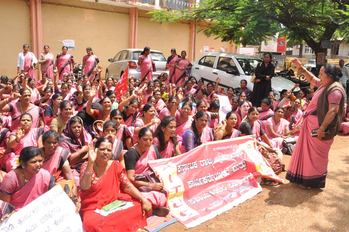 ವಿವಿಧ ಬೇಡಿಕೆಗಳ ಈಡೇರಿಕೆಗೆ ಒತ್ತಾಯಿಸಿ ಅಂಗನವಾಡಿ ಕಾರ್ಯಕರ್ತೆಯರಿಂದ ಧರಣಿ