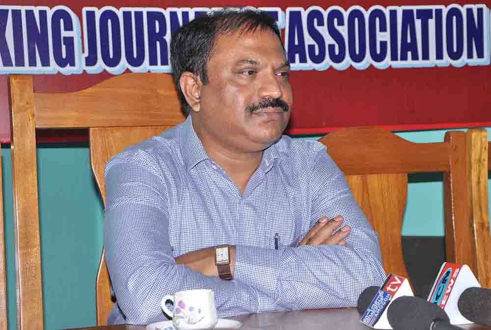 ಎಮ್ಮೆ ಮೇಯಿಸಿ, ಕಡಲೆಕಾಯಿ ತಿಂದು ಬೆಳೆದ ದಿನಗಳನ್ನು ನಾನೆಂದೂ ಮರೆಯಲಾರೆ: ಅಕ್ರಮ್ ಪಾಷ