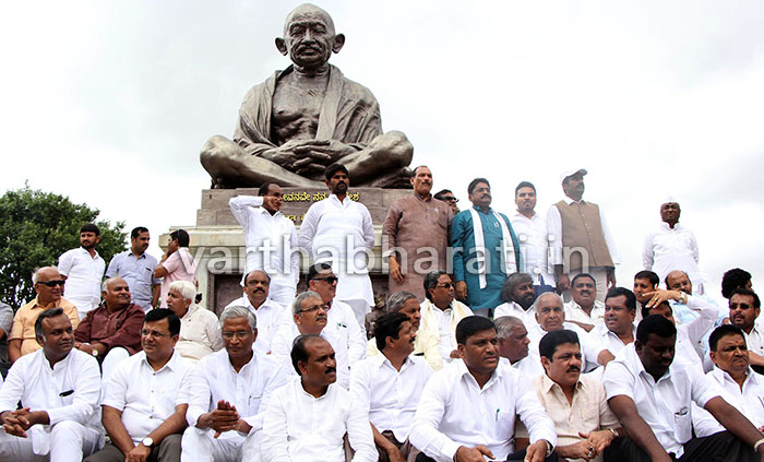 ಆಪರೇಷನ್ ಕಮಲಕ್ಕೆ ಬಿಜೆಪಿ ಕುಮ್ಮಕ್ಕು ಆರೋಪ: ಗಾಂಧಿ ಪ್ರತಿಮೆ ಬಳಿ ಕಾಂಗ್ರೆಸ್ ಪ್ರತಿಭಟನೆ